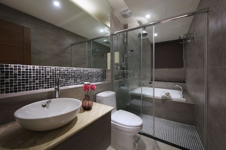 Habitación cuádruple de lujo, para no fumadores | Baño | Tina y regadera independientes y regadera tipo lluvia . Early Summer