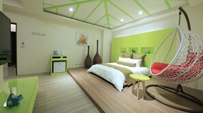 Un dormitorio moderno con una silla colgante, una cama con ropa de cama blanca, una mesita pequeña y una pared verde.