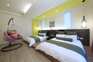 Habitació quàdruple de luxe, no fumadors | Roba de llit d'alta qualitat, escriptori i cortines opaques 