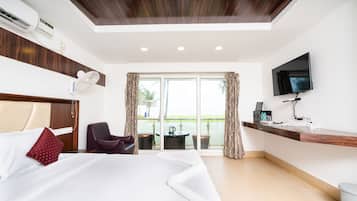 Deluxe Suite With Sea View | Soundproofing, free WiFi, bed sheets