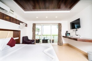 Deluxe Suite With Sea View | Quartos à prova de som, Wi-Fi de cortesia, roupa de cama