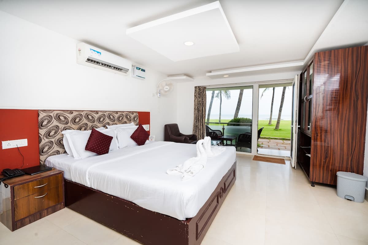 Deluxe Room With Sea View | 1 bedroom, soundproofing, free WiFi, bed sheets