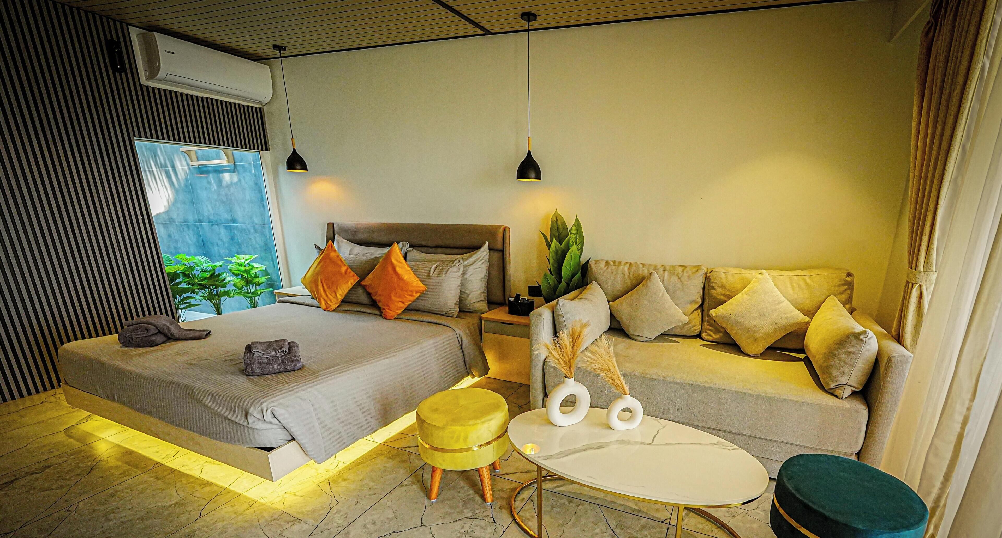Deluxe Room With Sea View | Edredón, minibar, escritorio y espacio para trabajar con laptop 