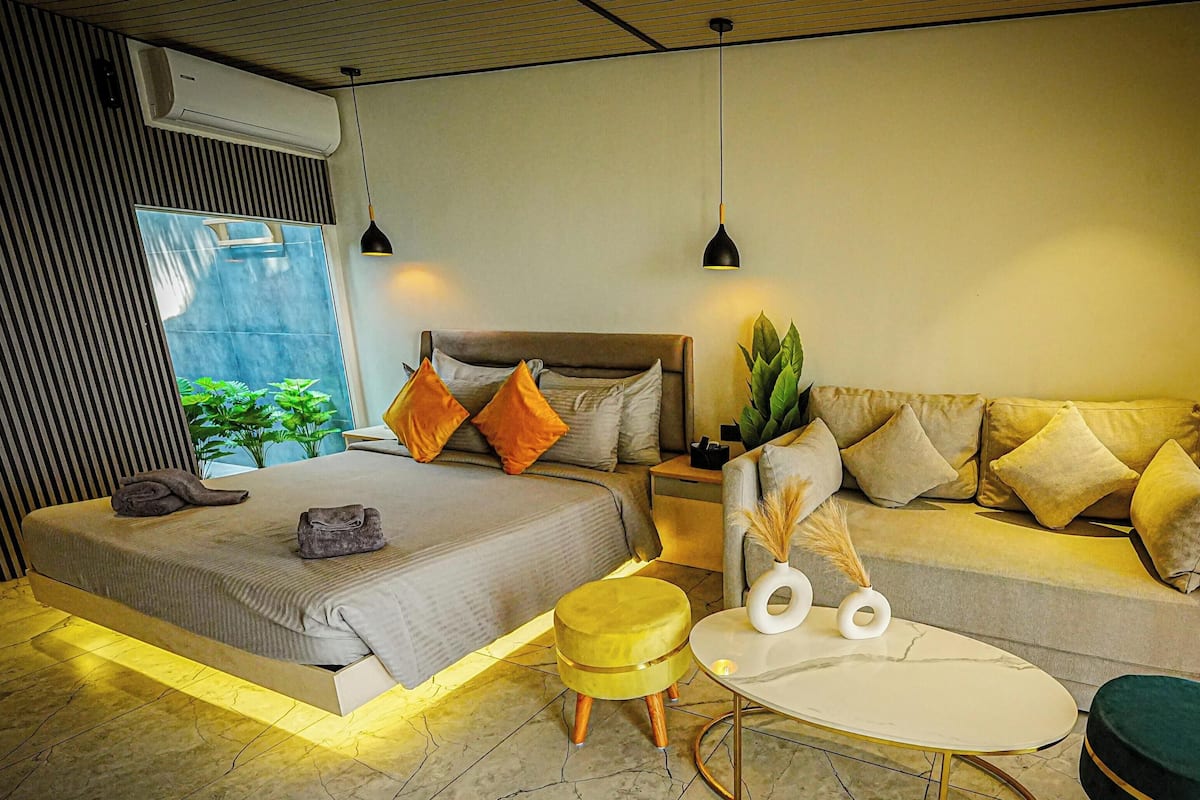 Deluxe Room With Sea View | Untuvapeitot, minibaari, työpöytä