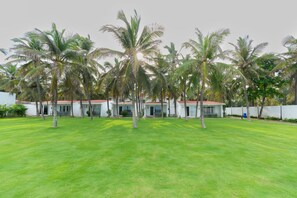 Deluxe Suite With Sea View | Garden view - Shelter Beach Resort (Tirupporur)