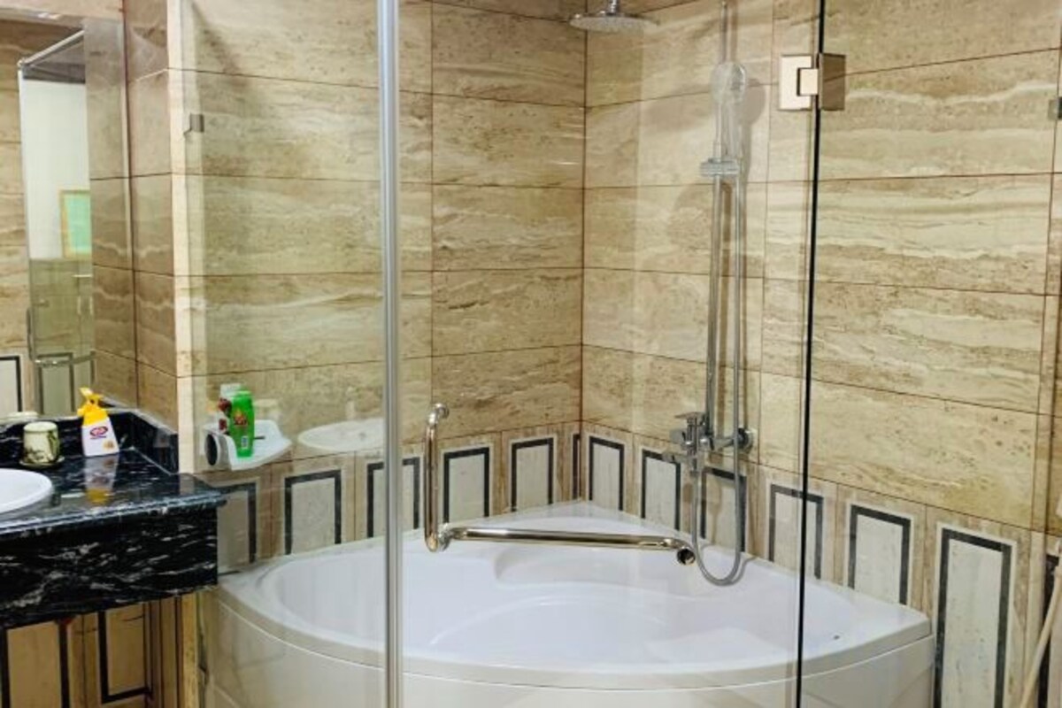 Een douche, gratis toiletartikelen, een haardroger, pantoffels