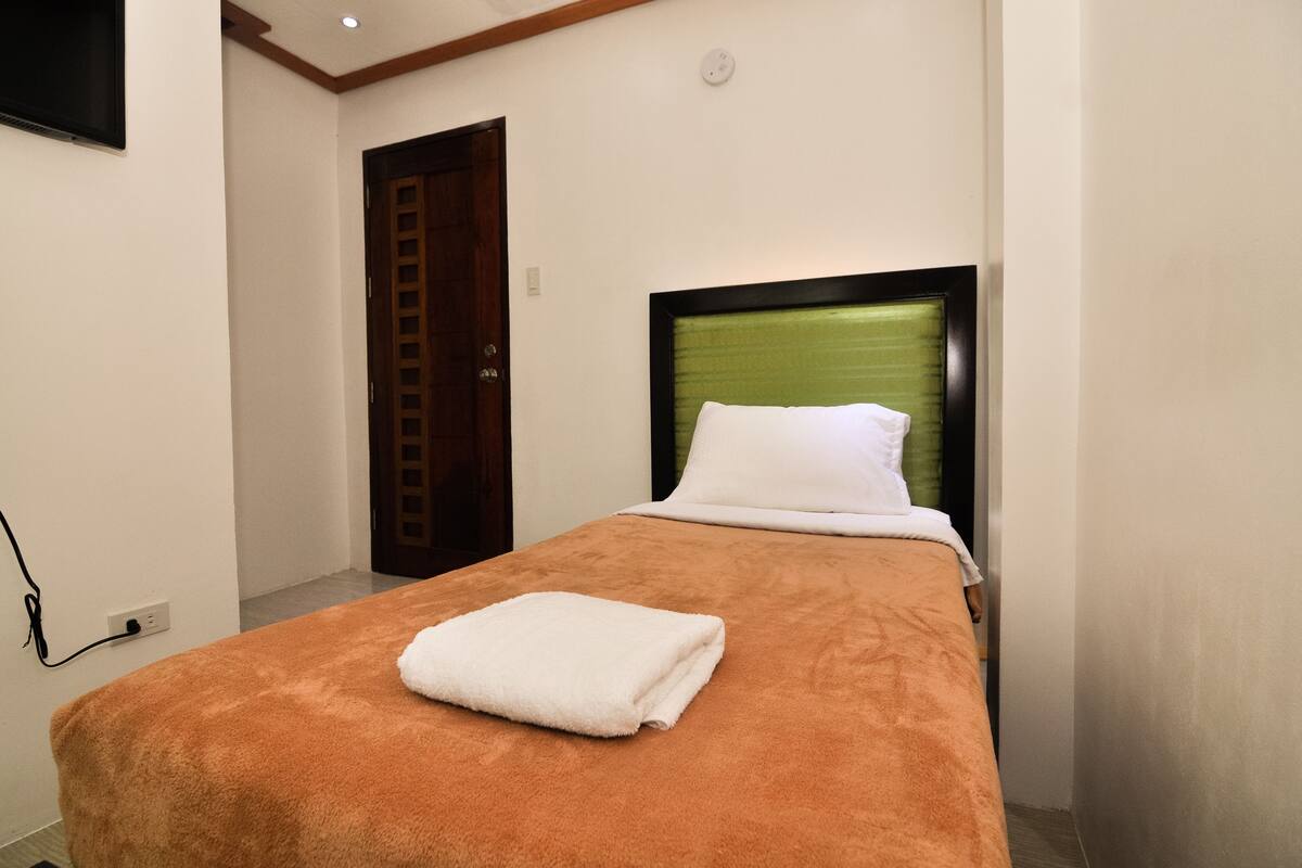 Deluxe Single Room | WiFi (free), bed sheets