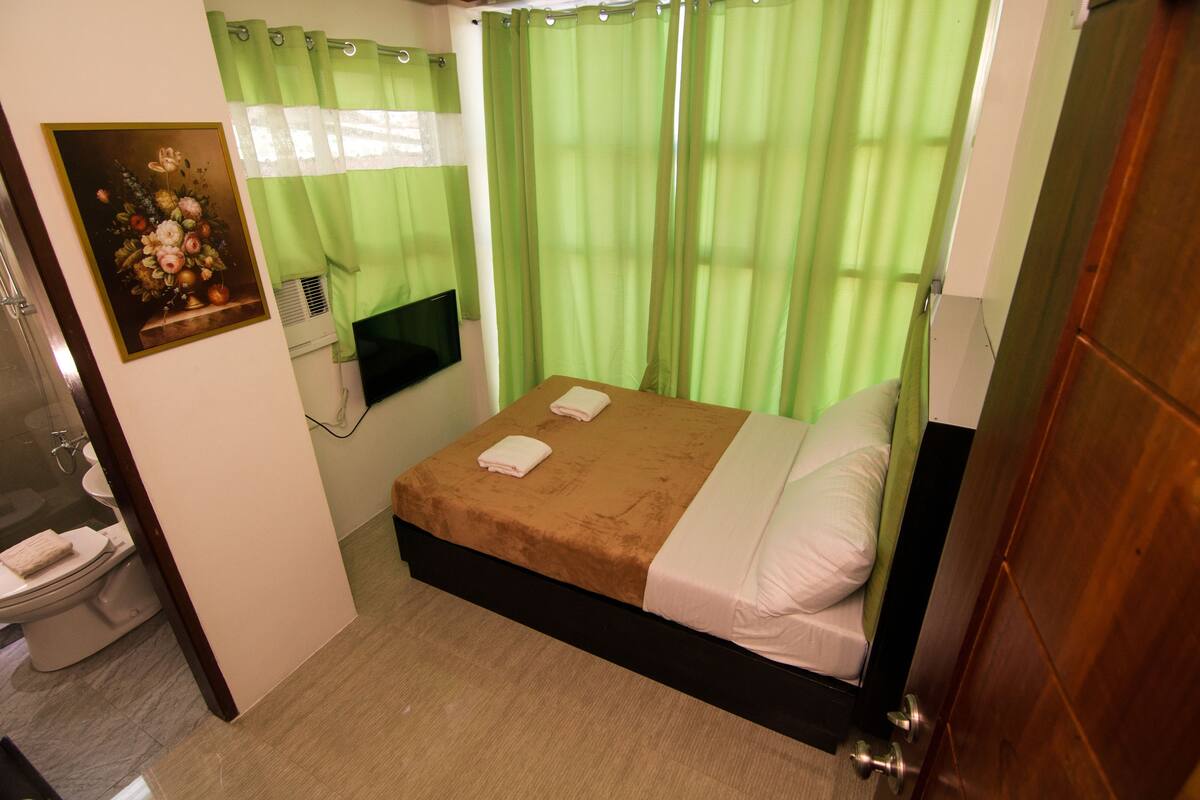 Deluxe Queen Room | WiFi (free), bed sheets