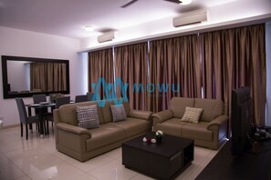 Suite Keluarga, 3 kamar tidur | Ruang keluarga | Smart TV