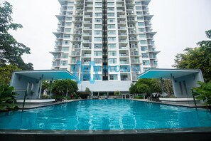 Outdoor pool - Mowu Suites at C Bukit Bintang (Kuala Lumpur)