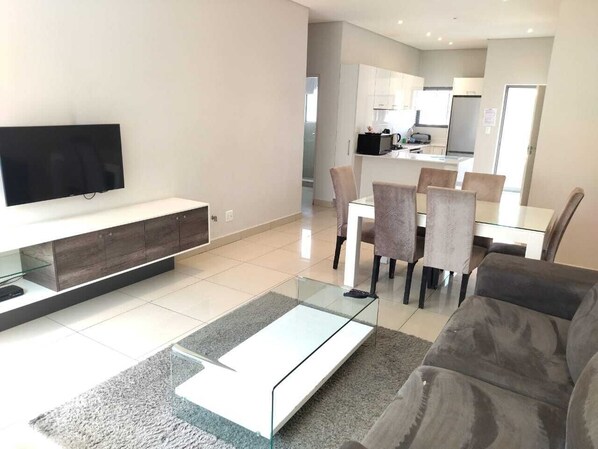 شقة - غرفتا نوم | منطقة المعيشة | تلفزيون ذكي بحجم 42-بوصة يعرض قنوات فضائية، تلفزيون