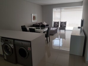 شقة - غرفتا نوم | غرفة المعيشة | تلفزيون ذكي بحجم 42-بوصة يعرض قنوات فضائية، تلفزيون