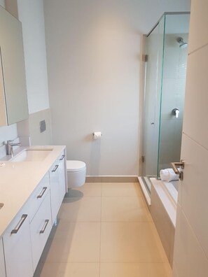 Appartement, 2 chambres | Salle de bain | Baignoire et douche séparées, articles de toilette gratuits
