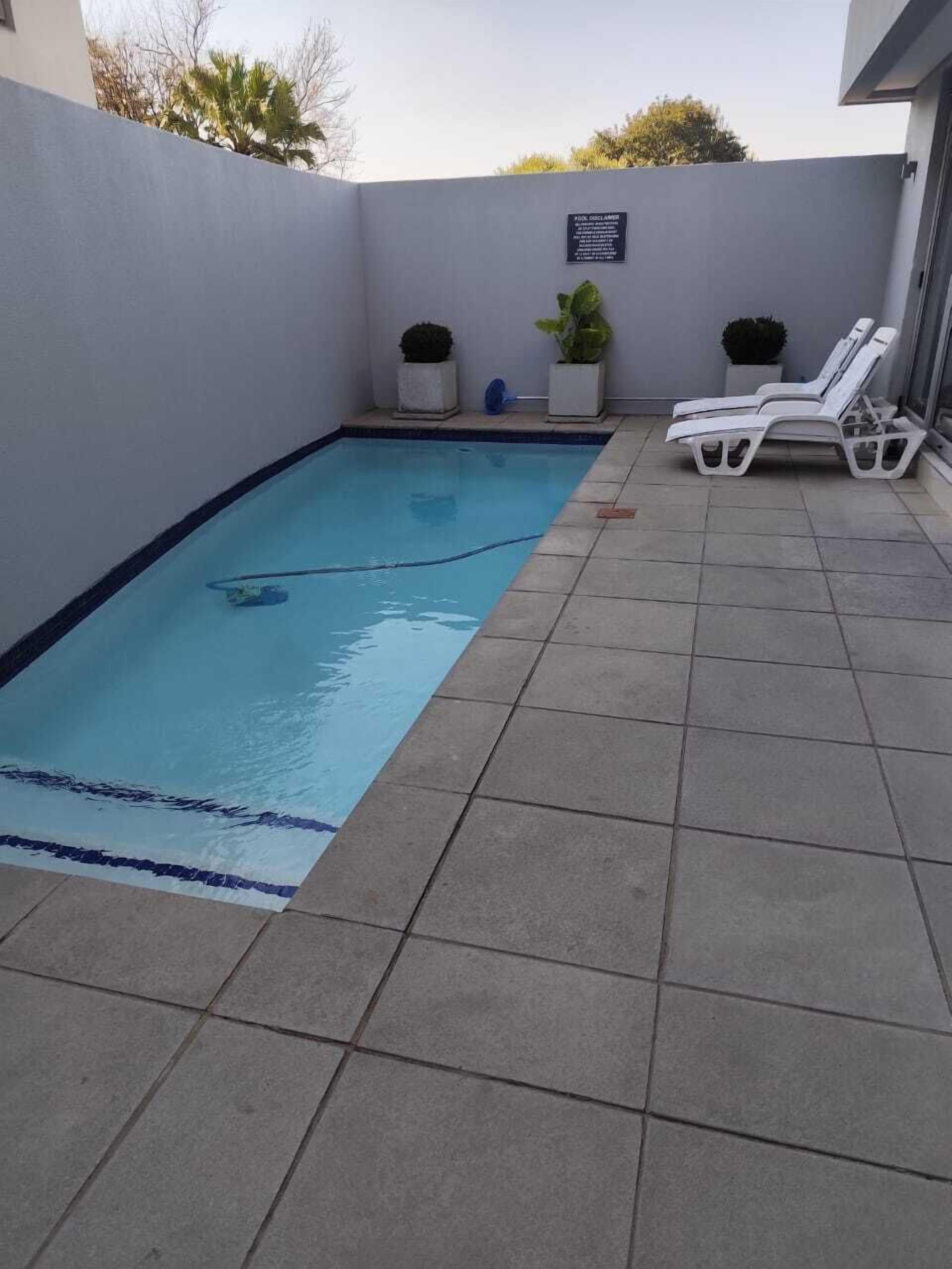 Een buitenzwembad