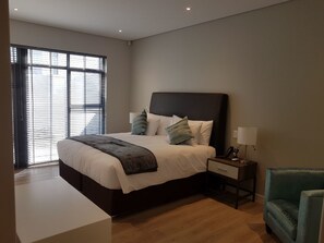 شقة - غرفتا نوم | 2 عدّة غرف نوم وأغطية فراش متميزة وخزنة داخل الغرفة وستائر تعتيم