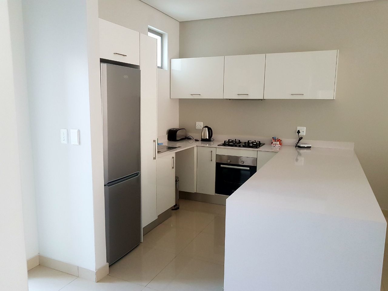 Apartamento, 2 quartos | Cozinha privada | Geladeira grande, micro-ondas, fogão, cooktop