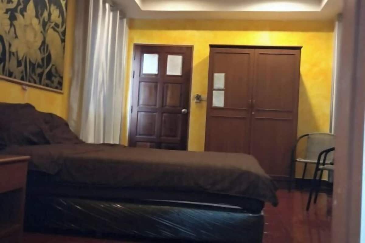 Espacio para trabajar con laptop, wifi gratis y ropa de cama