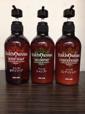 シャワー付き浴槽、バスアメニティ (無料)、ヘアドライヤー、スリッパ