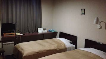 Twin Room, Non Smoking | Desk, free WiFi, bed sheets