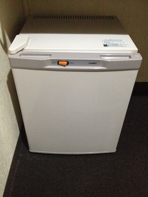Un refrigerador blanco con un panel de control y una etiqueta que dice 'TWINBIRD'.