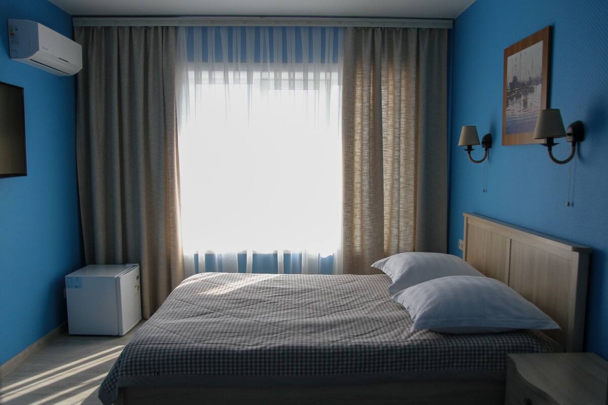 Premium bedding, desk, iron/ironing board, free WiFi