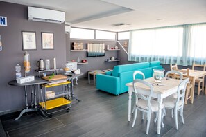 Daily continental breakfast (EUR 5 per person)