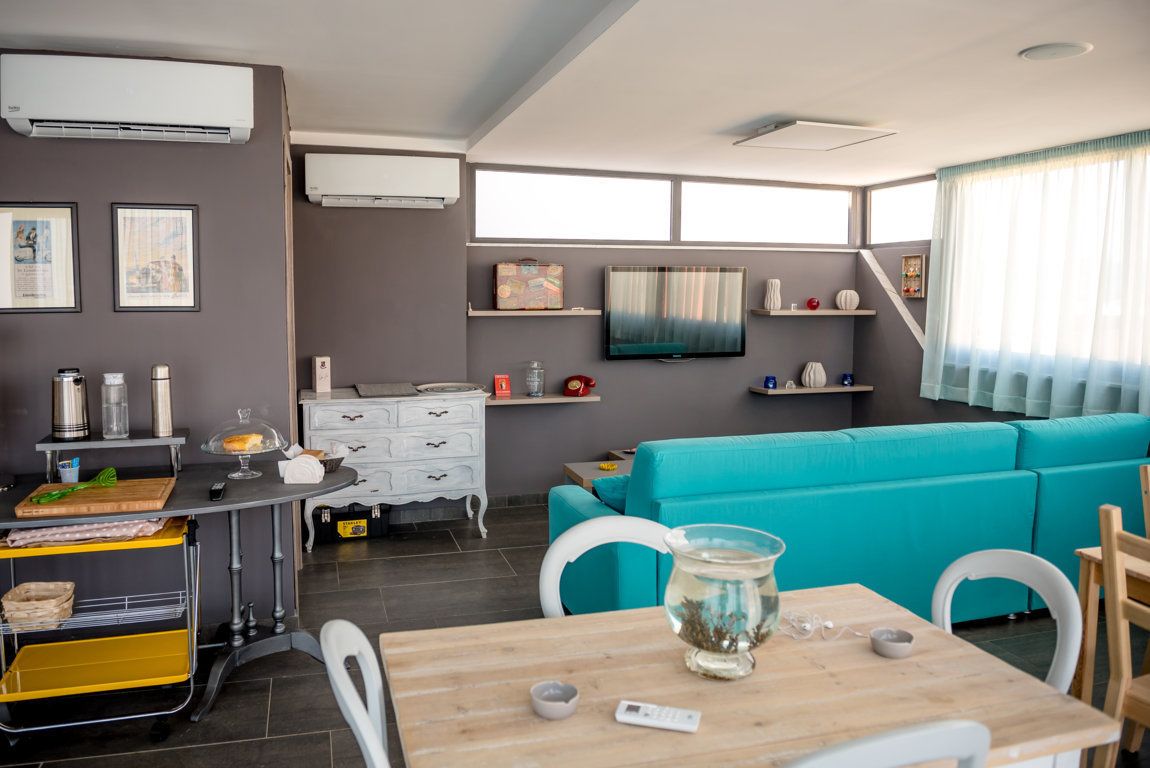 Daily continental breakfast (EUR 5 per person)