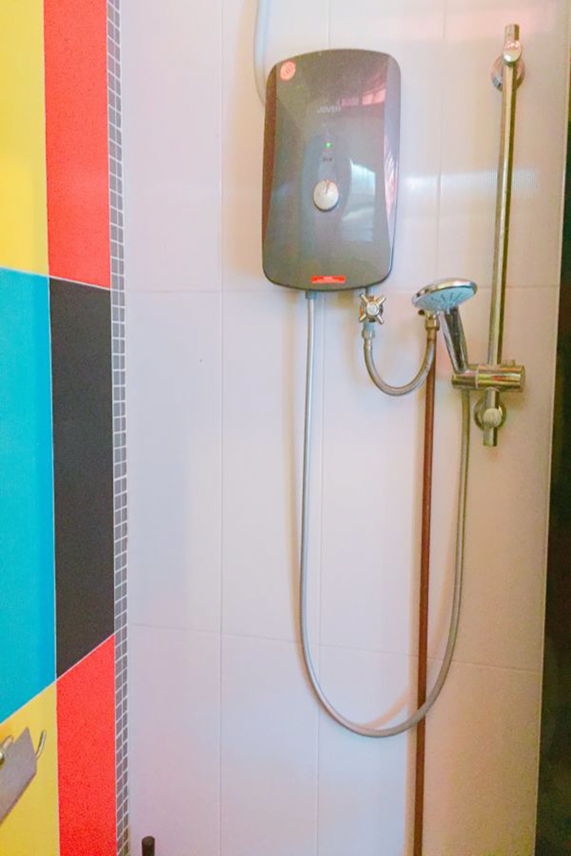 combined shower/bathtub, free toiletries, hair dryer, slippers