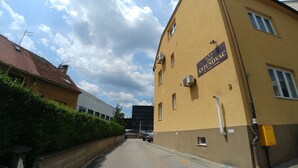 Ein Gebäude mit einem Schild, auf dem 