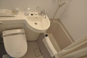 Ducha y bañera combinadas y artículos de higiene personal gratuitos