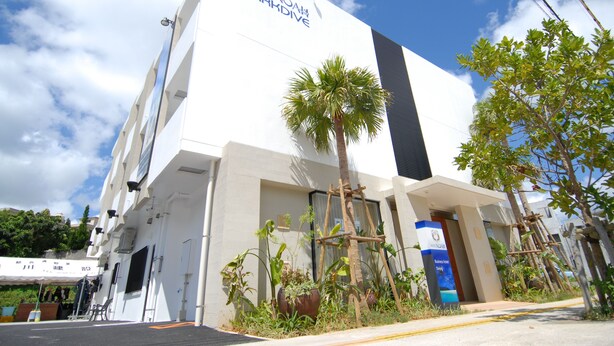 Un edificio moderno con un letrero destacado para Hotel Noa Noa Aakdive.