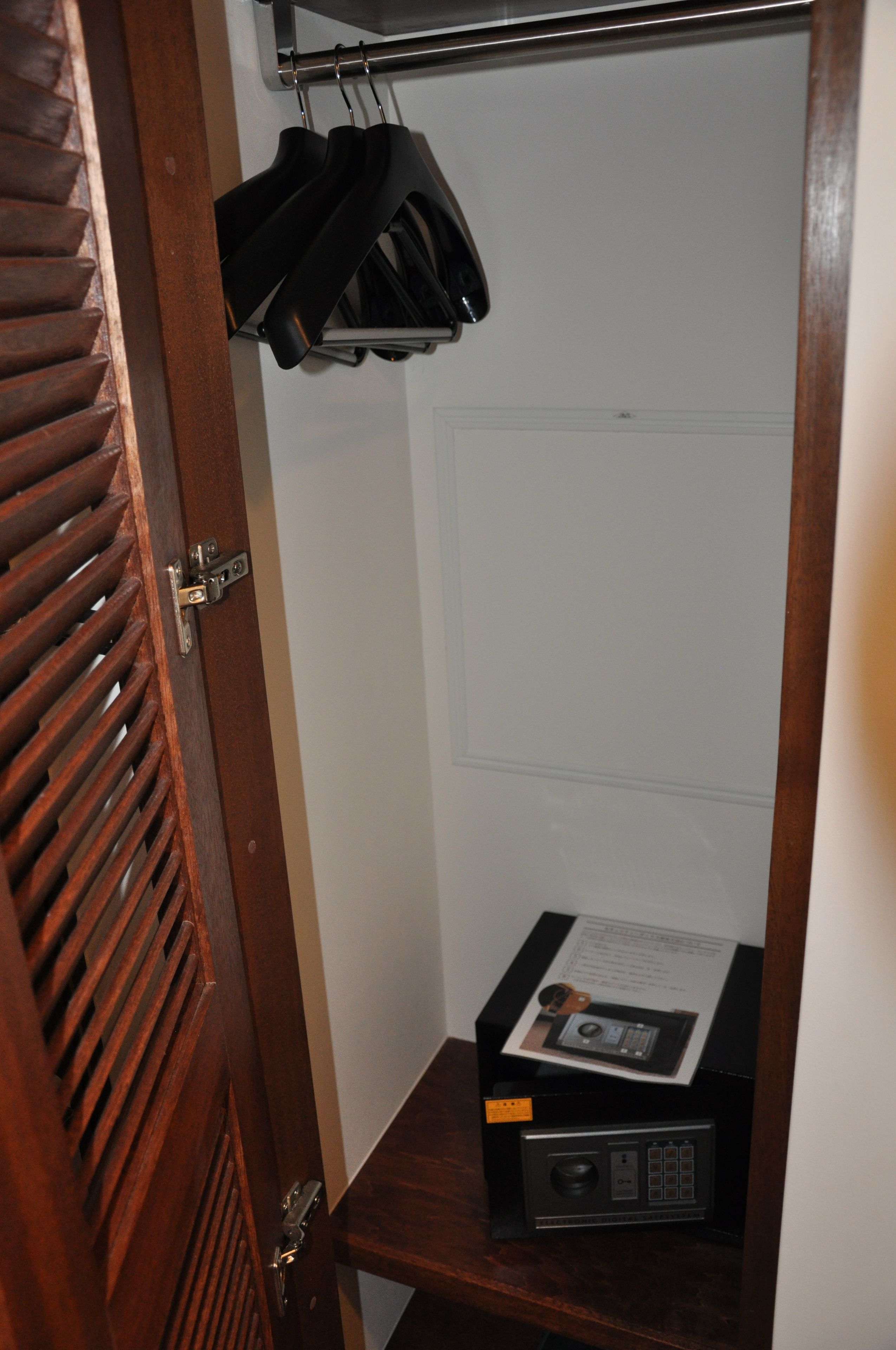 in-room safe, desk, laptop workspace, blackout curtains