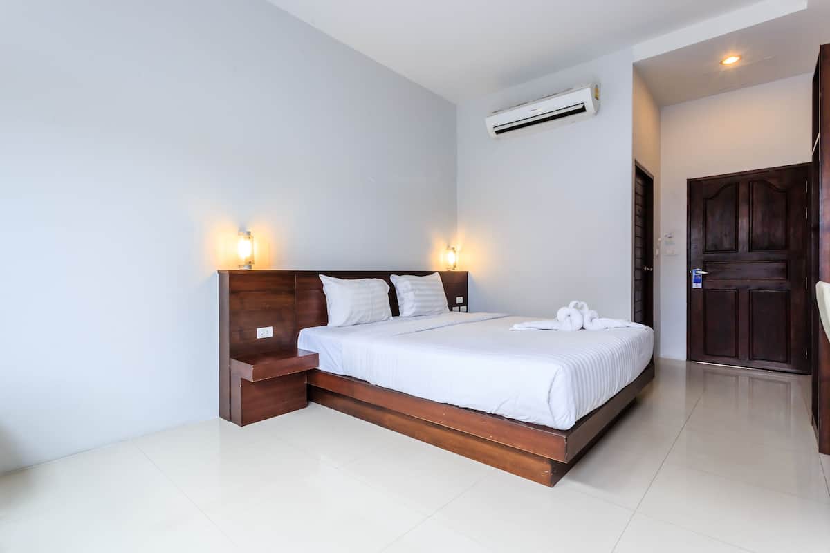 Standard Double Room | Minibar, in-room safe, soundproofing, WiFi (free)