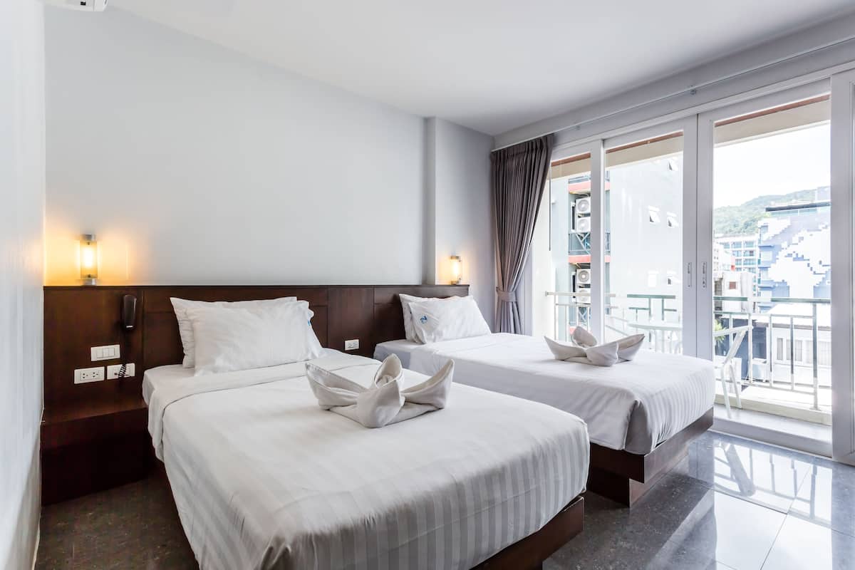 Deluxe Twin Room | Minibar, in-room safe, soundproofing, WiFi (free)