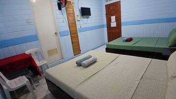 Camera familiare, 2 letti queen | Bagno | Doccia, set di cortesia gratuito, sapone