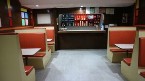 A diner with booths and a counter. - Hayward Travel Inn (Tacloban)