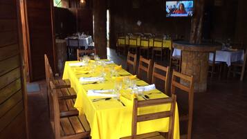 Mittagessen und Abendessen, Blick auf den Garten