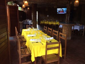 Mittagessen und Abendessen, Blick auf den Garten 