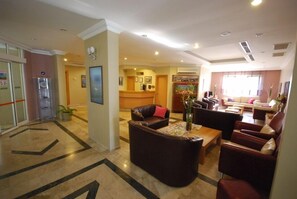 Coin salon dans le hall