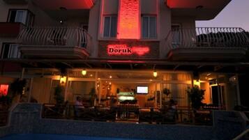 Fachada de la propiedad por la tarde o noche