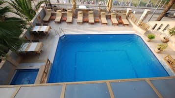 Una piscina al aire libre de temporada