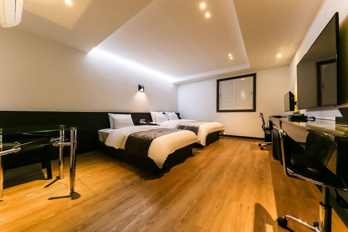 Eenvoudige Twin kamer | Luxe beddengoed, donsdekens, een bureau, geluiddichte muren