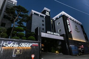 住宿正面 (夜晚)