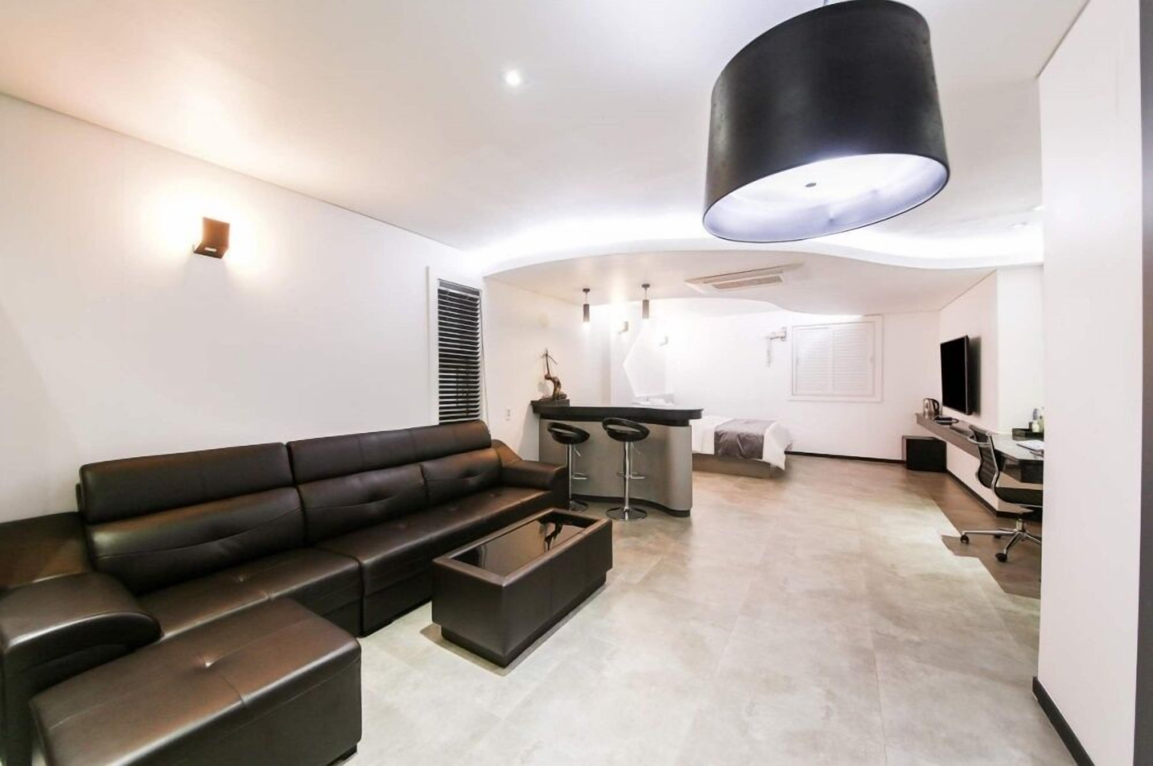 garden room | premium bedding, down duvets, desk, soundproofing