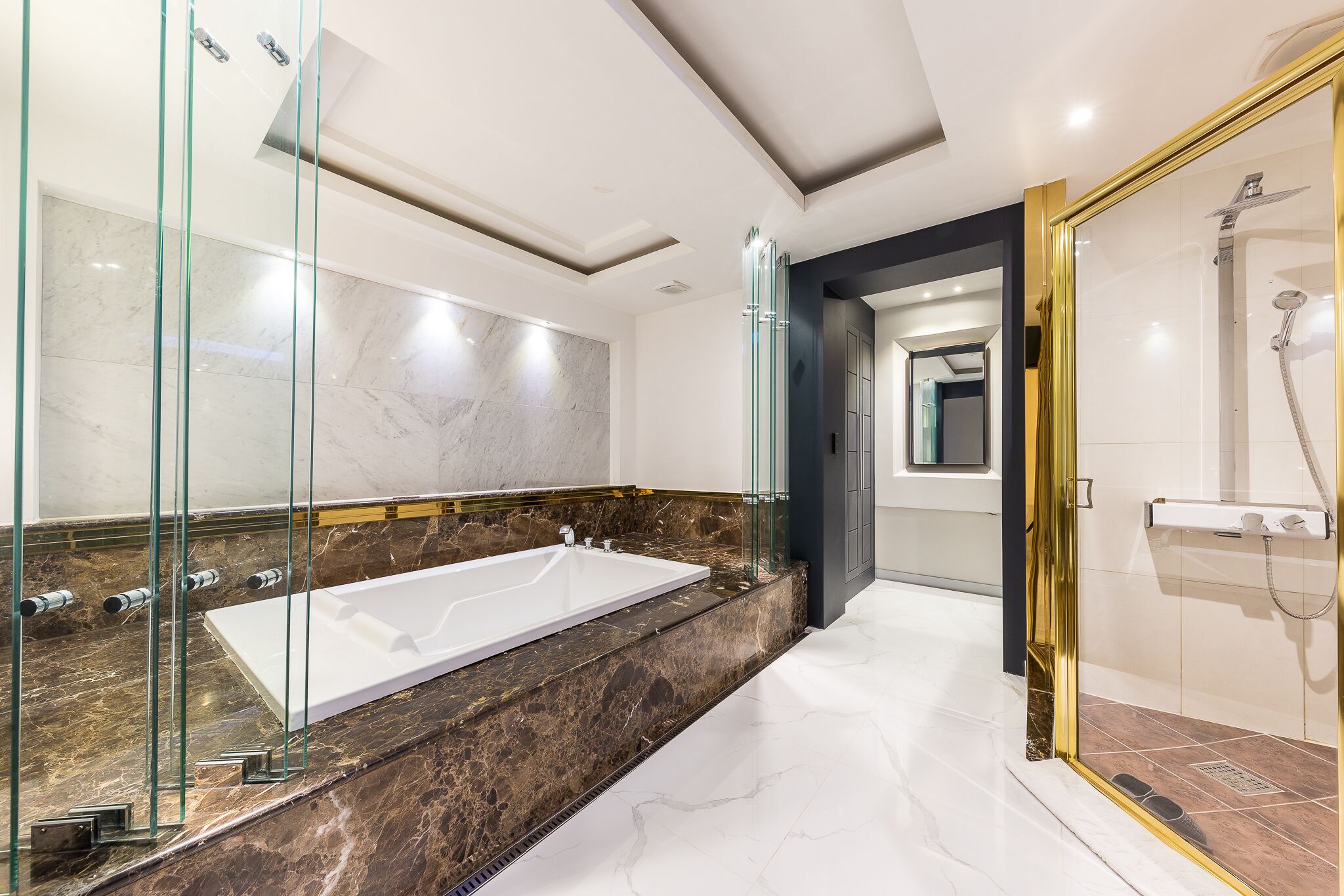 deluxe suite, 1 bedroom | bathroom | separate bathtub and shower, deep-soaking bathtub, free toiletries