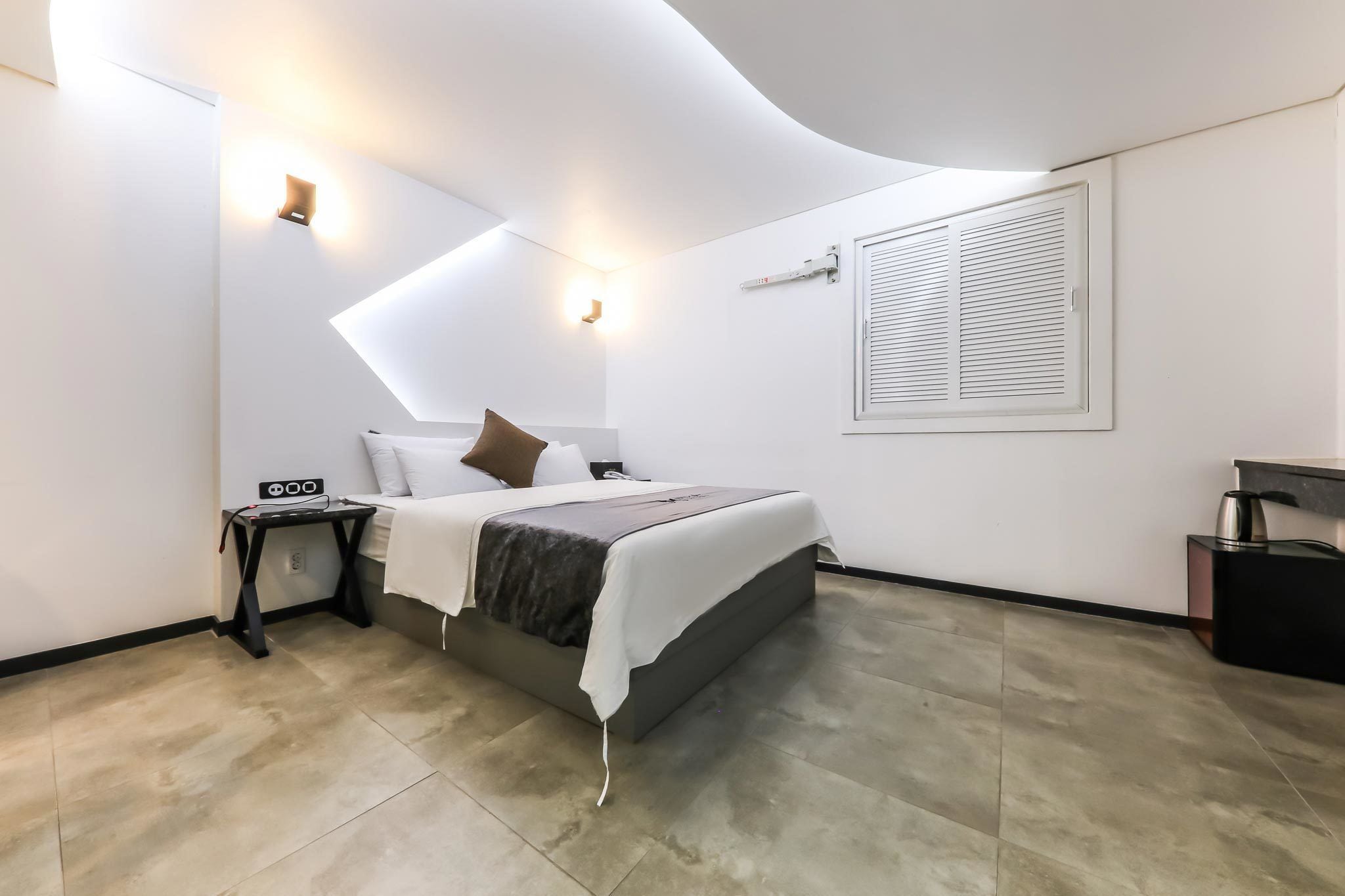 Kamar Double Galeri (Access to Garden) | Seprai premium, selimut bulu angsa, meja kerja, dan kedap suara