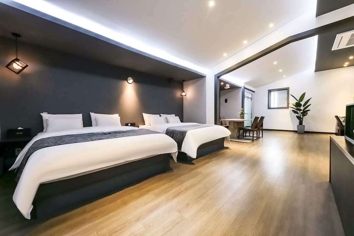Deluxe maisonnette | Luxe beddengoed, donsdekens, een bureau, geluiddichte muren