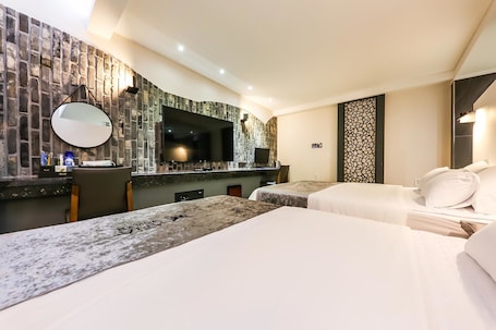 Deluxe Studio | Premium bedding, down comforters, desk, soundproofing