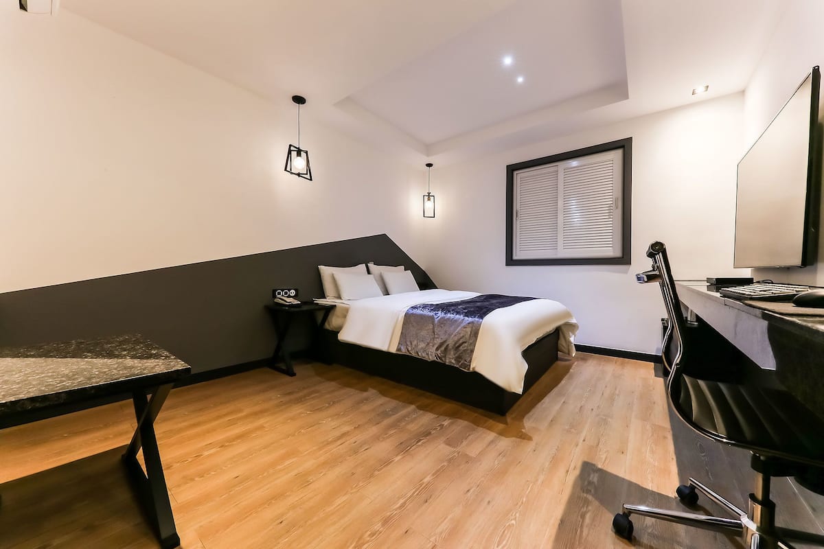 Singola Basic | Biancheria da letto di alta qualità, copriletto in piuma, una scrivania