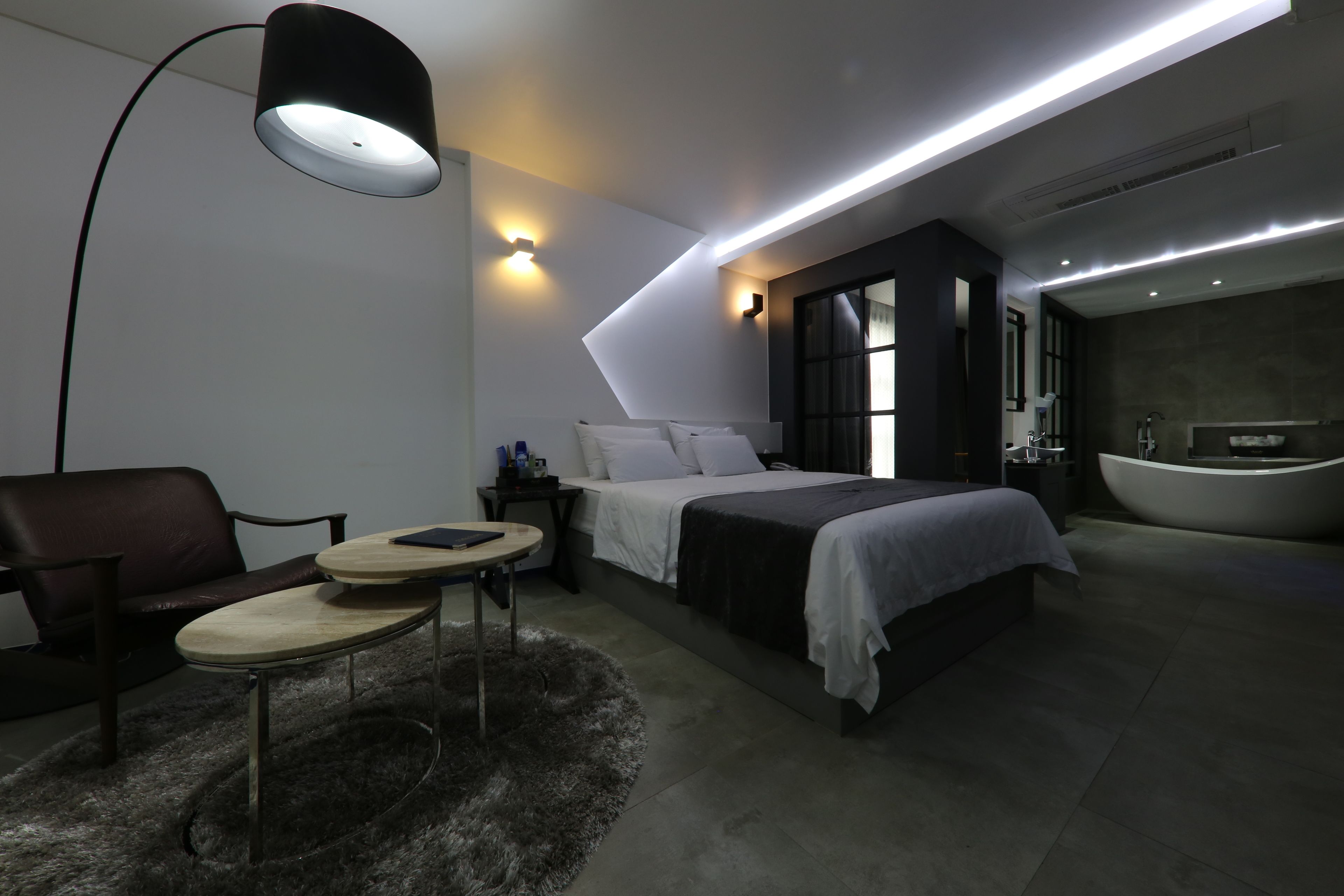 Kamar Triple Bulan Madu | Seprai premium, selimut bulu angsa, meja kerja, dan kedap suara